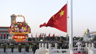 北京天安門廣場今早舉行國慶升旗儀式-逾30萬民眾觀看