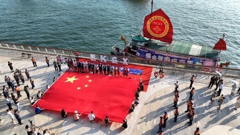 香港廣西社團總會辦-深水埗海濱嘉年華--展示大型國旗祝福祖國繁榮昌盛