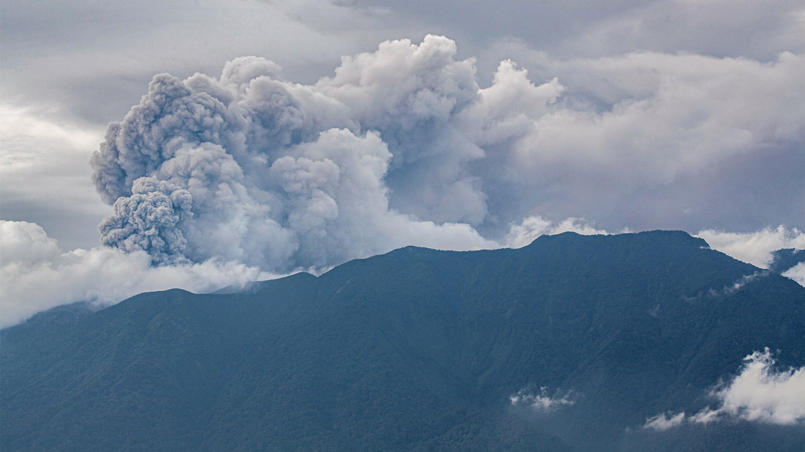 有片︱印尼馬拉皮火山爆發灰柱高達3000米　11名登山客死亡12人仍失蹤