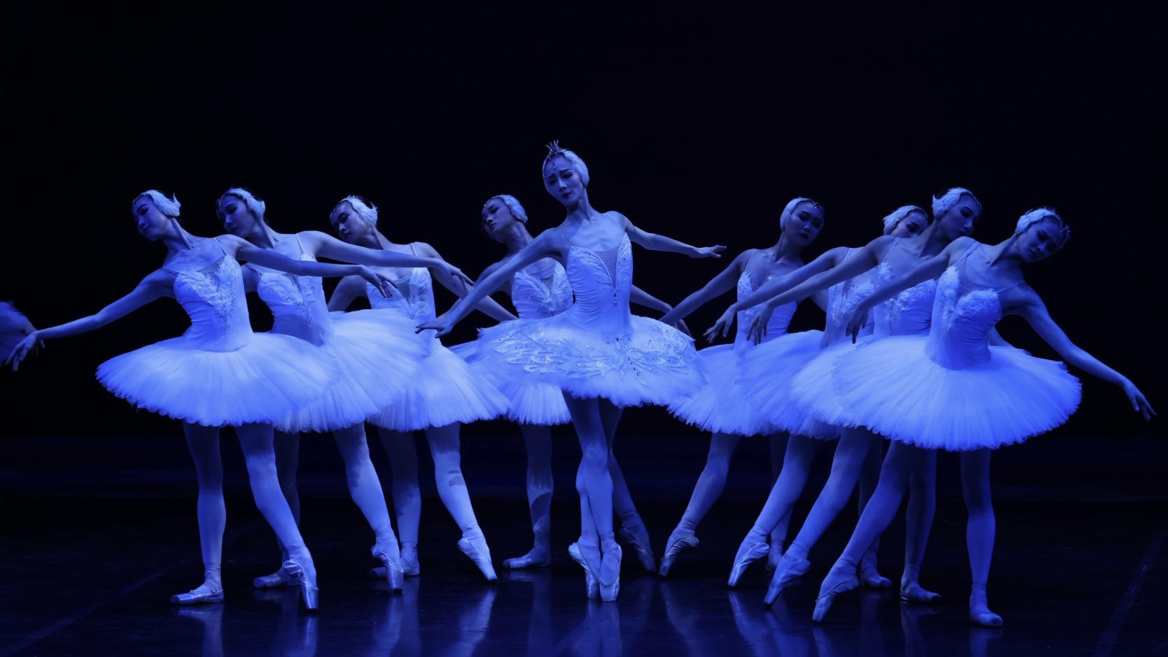 中央芭蕾舞團《天鵝湖》驚艷亮相 高超舞技淒美演繹動人愛情故事