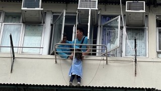 三歲女童危站深水埗唐樓簷篷-44歲母涉獨留兒童被捕