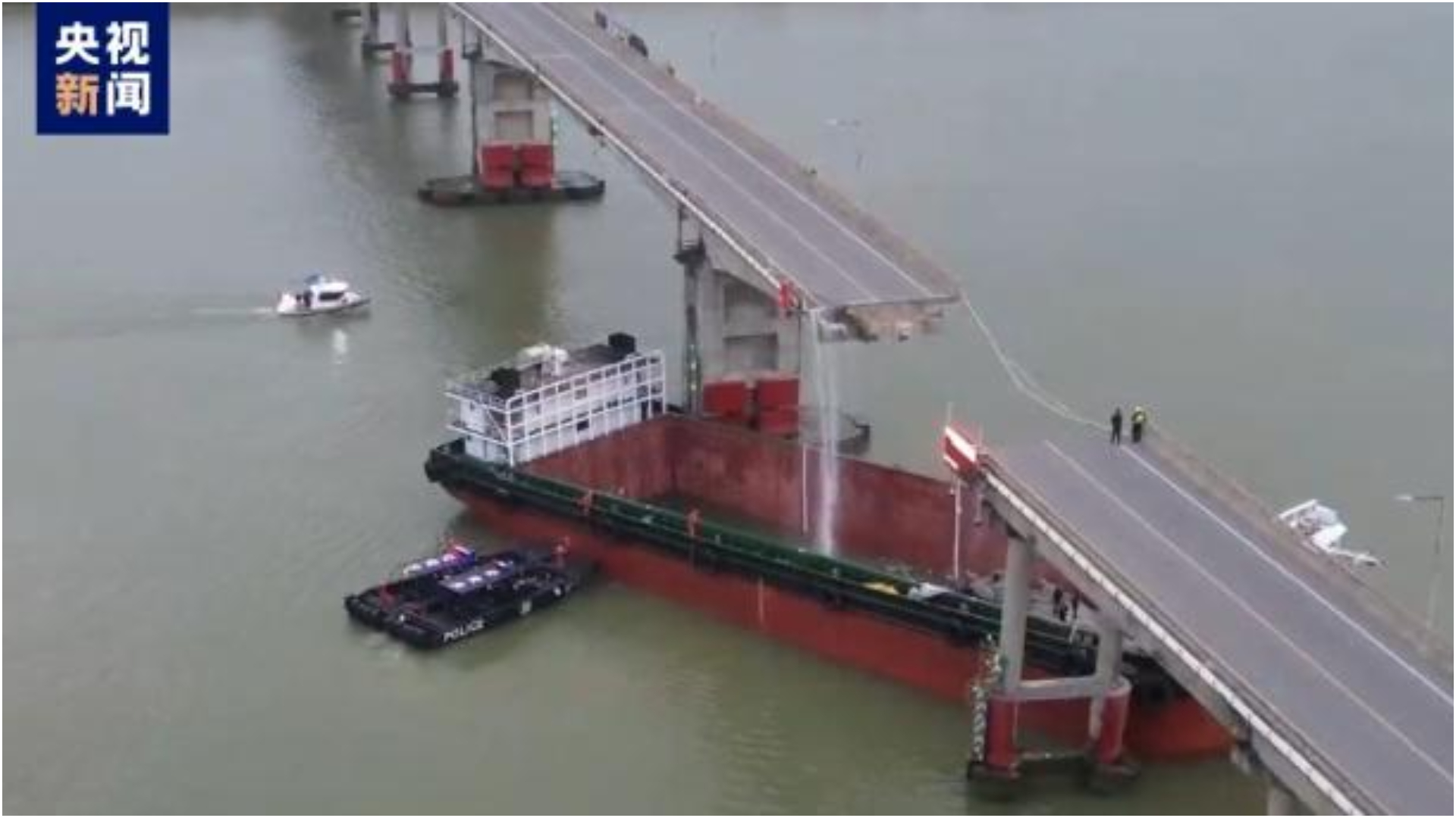 有片｜廣州南沙瀝心沙大橋被船隻撞斷　有車輛落水已致兩死三失聯