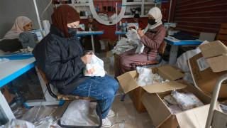 以巴衝突-加沙婦女以碎布自製嬰兒尿片-紓緩物資短缺