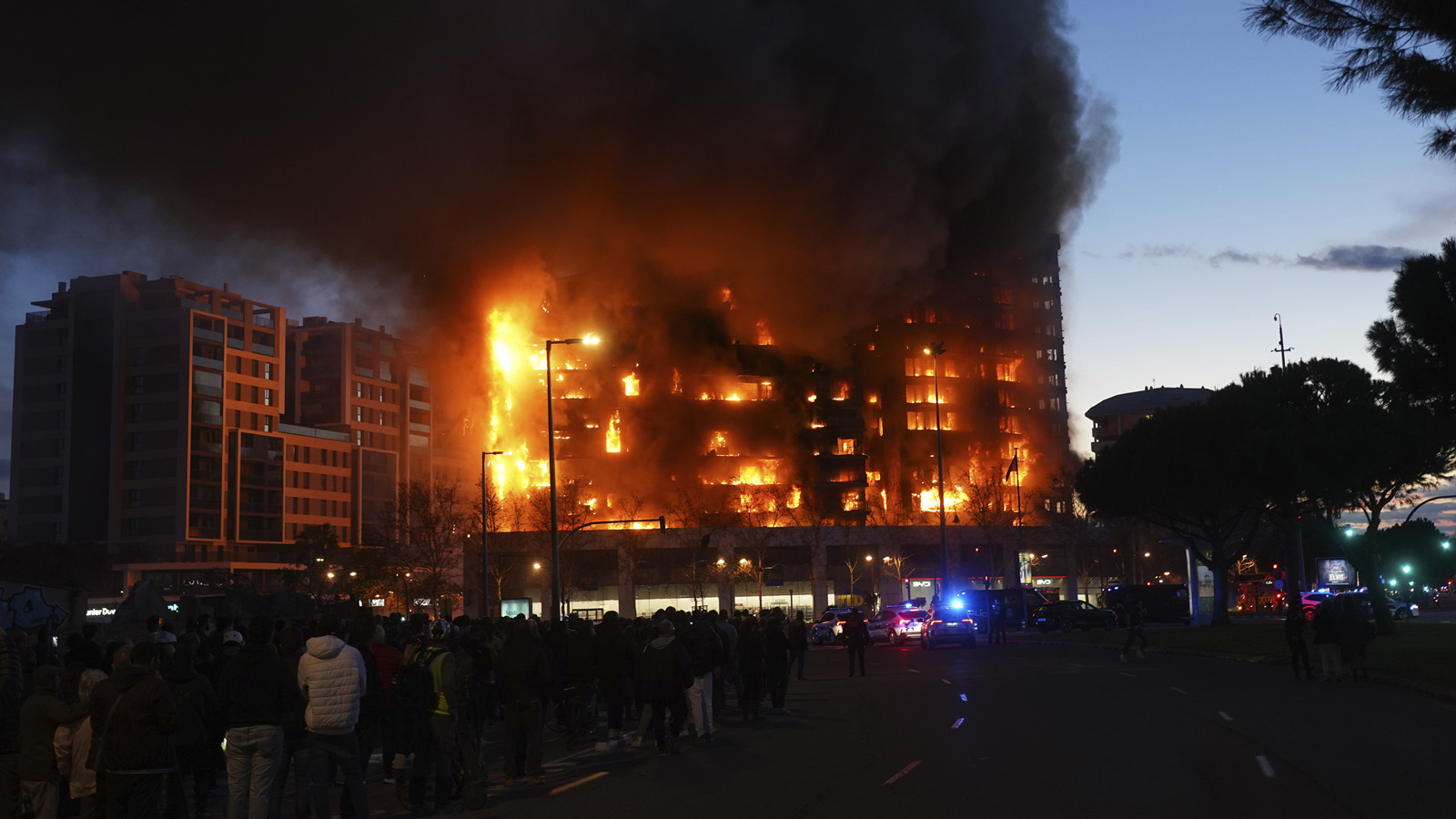 有片｜西班牙華倫西亞住宅大火至少四死　13人受傷包括六消防員