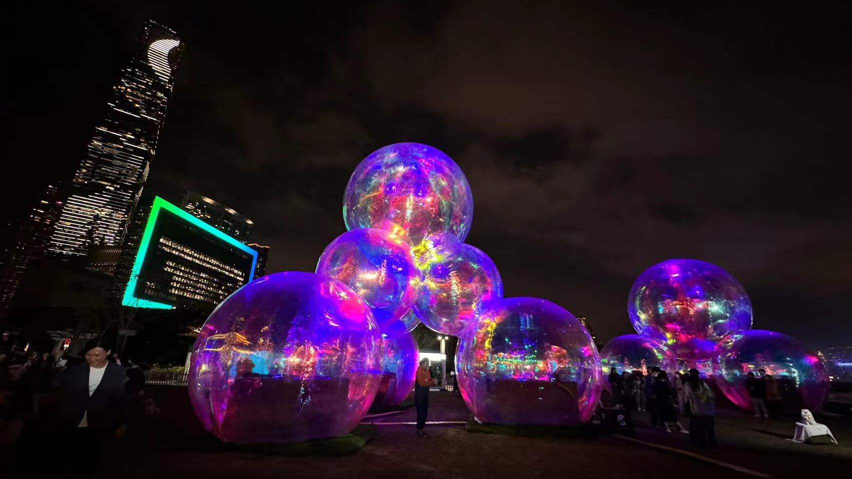 好去處｜「西九家FUN藝術節」重頭節目 9米高炫彩泡泡藝術裝置亮相