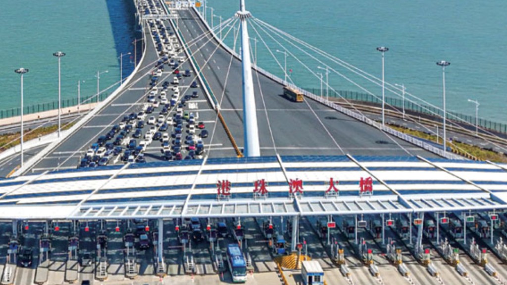 港車北上｜不少港人提早北上度假　港珠澳大橋珠海關中午已現車龍