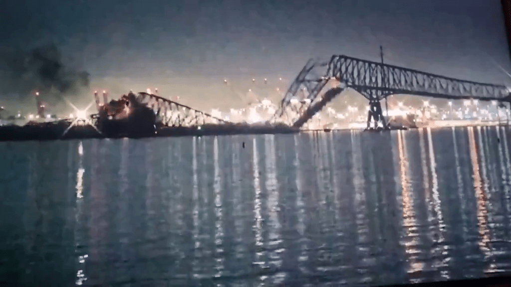 有片｜美國巴爾的摩大橋遭船撞塌　有車及工人墮河