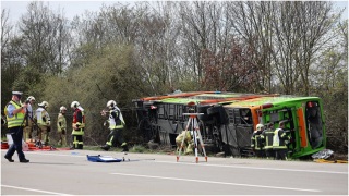 德國巴士衝出公路翻側-已致至少五死