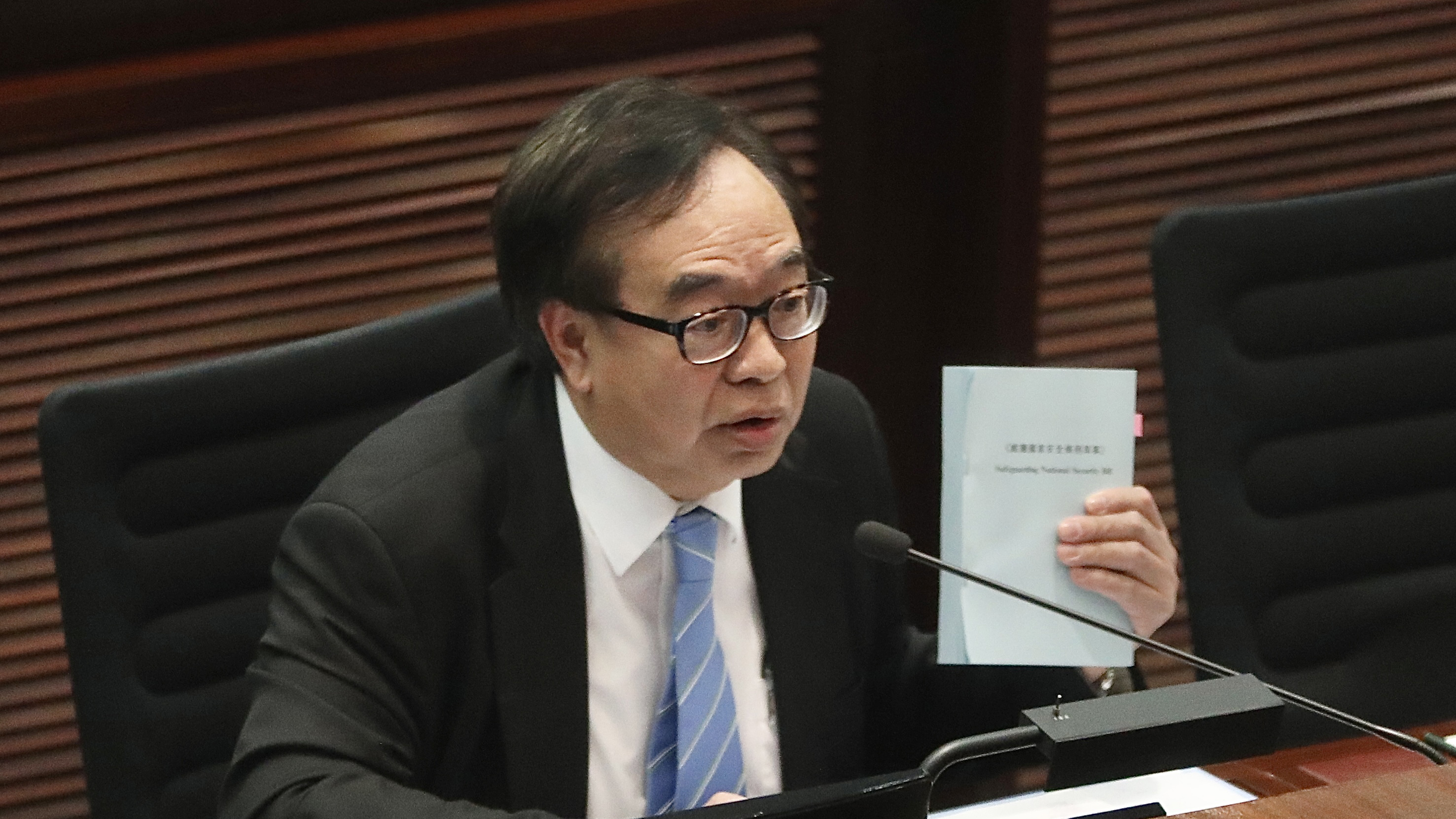 政情｜港澳辦再轉載涉長和交易評論文章：政商界支持依法審查　長和應三思