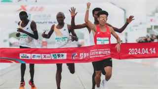 北京半馬陷-讓賽-爭議-中國選手疑獲三非洲跑手-護送-奪冠