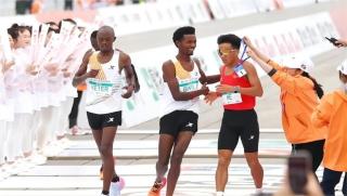 有片---北京半馬-假跑事件--非洲選手姆南加特先認-讓跑-後改口-配速員