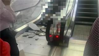 重慶地鐵站磚石脫落砸中孕婦-心跳已停兩次-胎兒情況未知