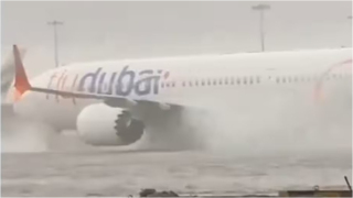 有片-海灣多國遭暴雨侵襲多人死傷-杜拜機場變澤國飛機水中滑行