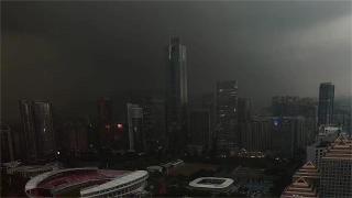 廣州暴雨白天變黑夜-白雲機場多個航班延時