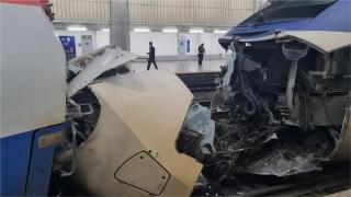南韓首爾車站列車迎頭相撞釀4傷-車頭嚴重毀損管線外露