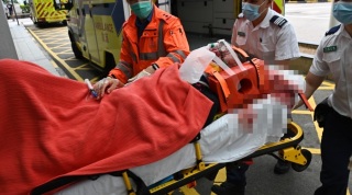 交通意外-38歲單車婦迪士尼神奇道被旅遊巴撞-捲車底昏迷送院搶救
