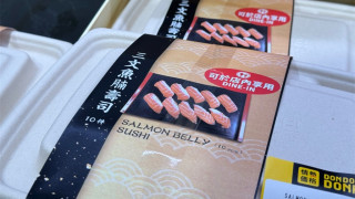 走塑-日式超市堂食壽司改用紙盒-顧客指好似-抽盲盒