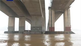佛山海船撞九江大橋-或受洪水影響致船員操作失當