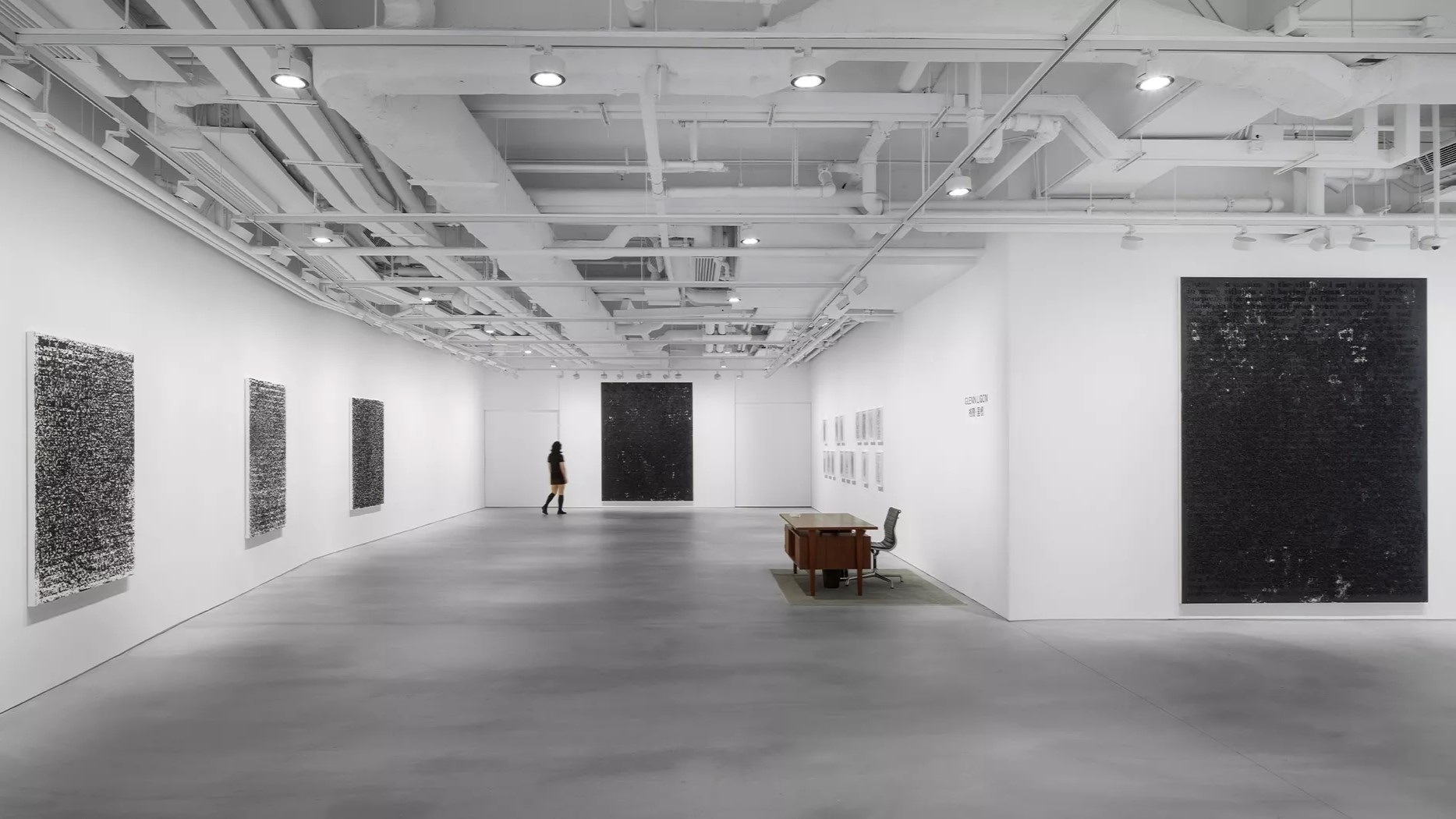 觀念藝術家格蘭．里根香港個展舉行中 發掘黑白色抽象繪畫中的人文關懷
