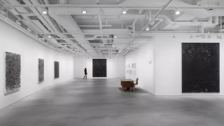 觀念藝術家格蘭-里根香港個展舉行中-發掘黑白色抽象繪畫中的人文關懷