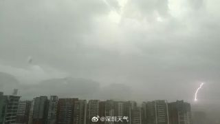 多圖-深圳暴雨肆虐全市停課-部分列車航班停運