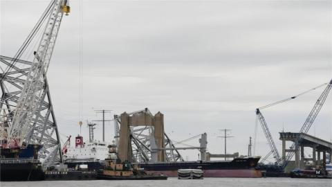 美國巴爾的摩撞橋事故後臨時航道開通 首艘貨船通過
