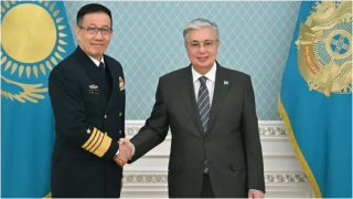 哈薩克總統托卡耶夫晤中國防長董軍-中方指願加強戰略協作