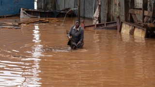 肯尼亞水災造成至少76人死亡-學校延遲開學