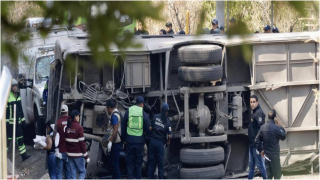 墨西哥巴士失事釀14死31傷-疑超速翻車釀禍