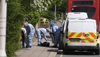 有片-倫敦男子地鐵站附近持長刀斬人-13歲少年不治四人受傷