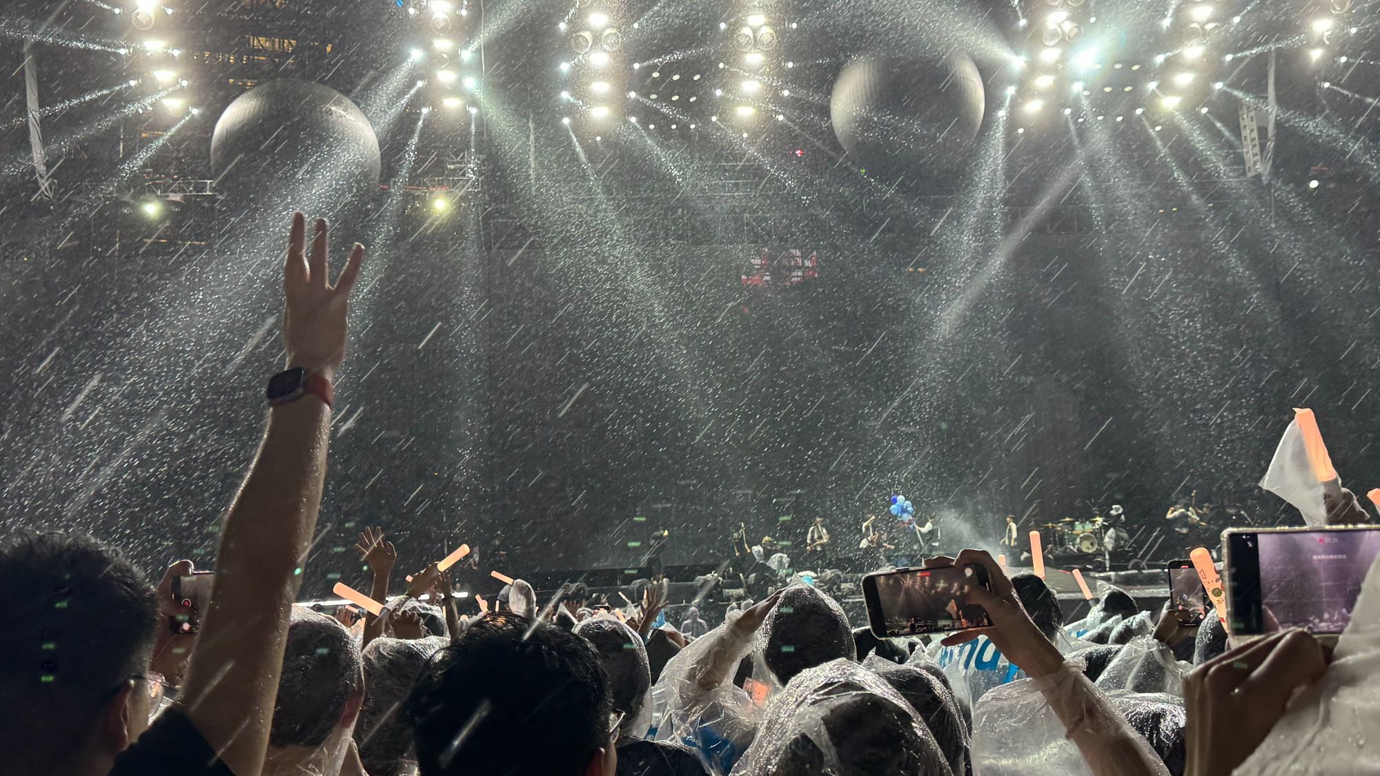 有片｜香港受強對流天氣影響：五月天演唱會提前結束   短期內或落冰雹