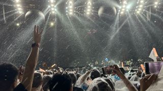 有片-香港受強對流天氣影響-五月天演唱會提前結束---短期內或落冰雹
