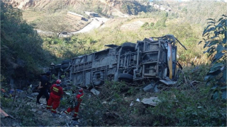 秘魯巴士墜200米懸崖-釀至少25死13傷