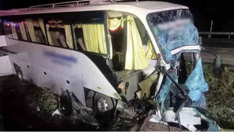 泰國載中國遊客旅巴失事撞樹　司機喪生33人受傷
