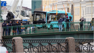 俄羅斯聖彼得堡巴士墜河-已致7人死亡