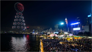多圖-1000無人機灣仔海濱夜空砌巨型包山及清醮花牌-市民旅客大讚精彩