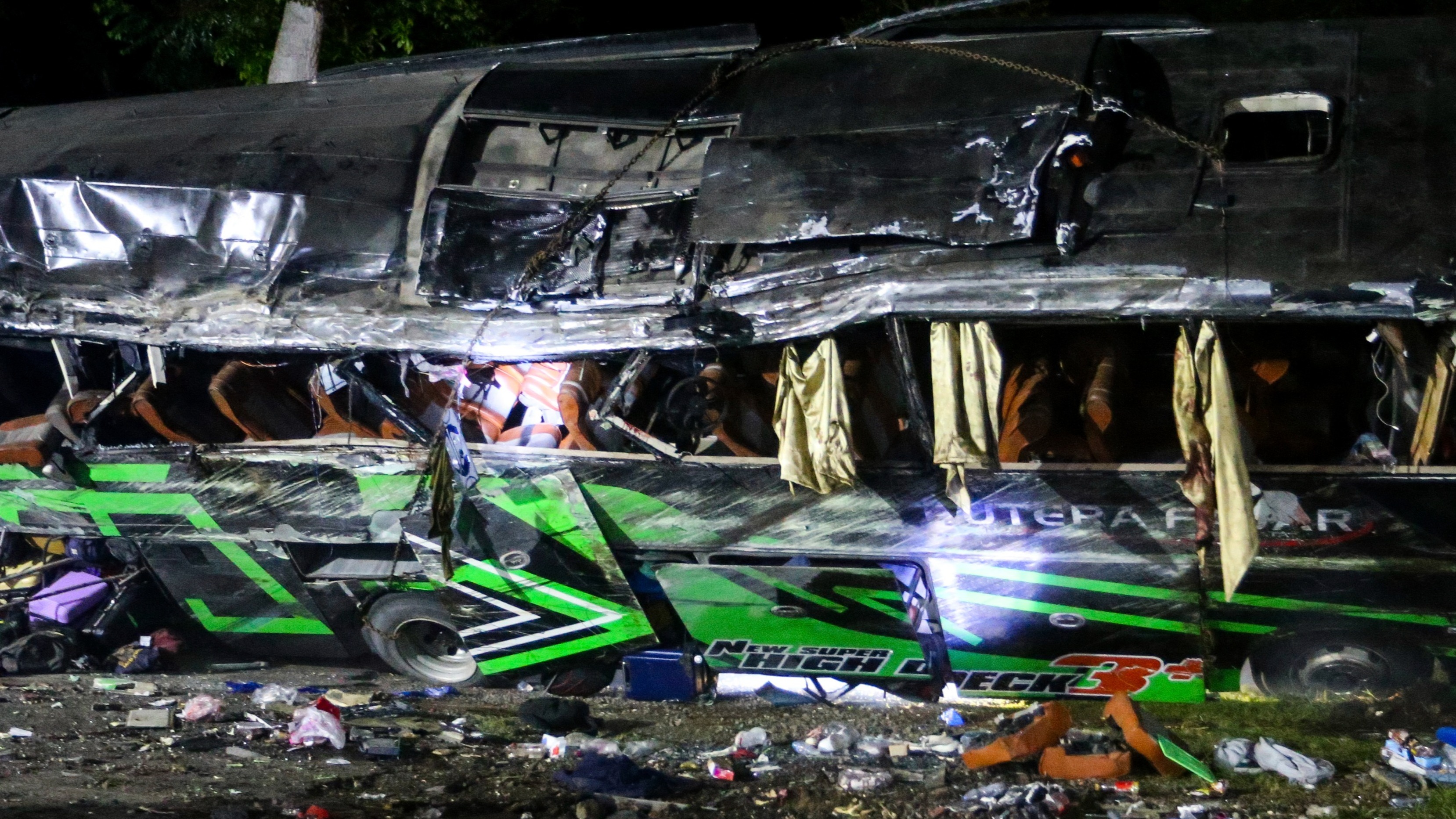 有片｜印尼一校巴失控連撞多輛汽車及燈柱　致最少11死