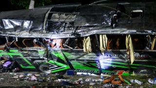 有片-印尼一校巴失控連撞多輛汽車及燈柱-致最少11死