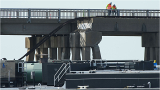 美國德克薩斯載油駁船撞橋-橋樑受損燃油洩漏