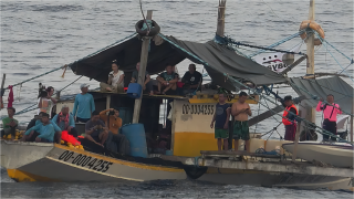 菲方船隻非法聚集擺拍--中國海警依法管制
