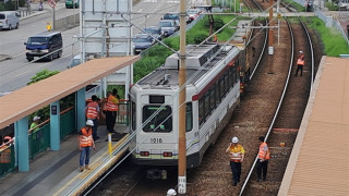 出軌列車被拖走輕鐵服務恢復正常-港鐵調查事故原因