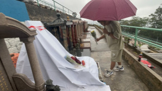 黃家駒墓遭破壞-深圳歌迷冒雨獻花致敬-兩名疑犯仍被警扣查