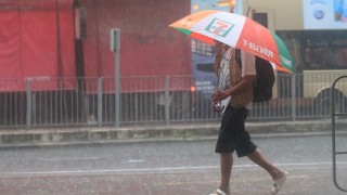 紅色暴雨警告信號生效-天文台料本港廣泛地區受大雨影響
