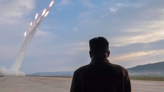 金正恩指揮超大型火箭炮射 回應南韓挑釁行為
