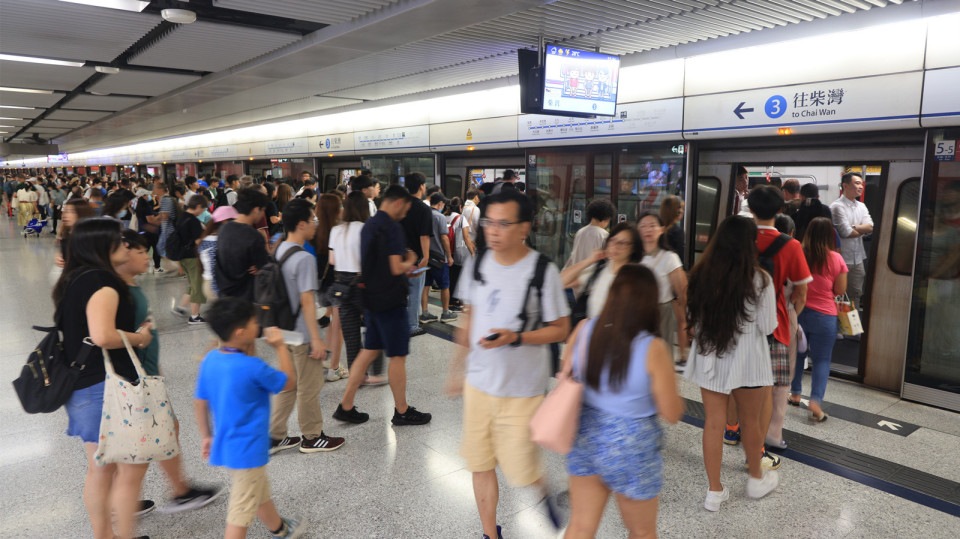 議員倡公共交通工具設女士或男士專用車廂　保安局：港鐵及九巴評估後認為不適宜