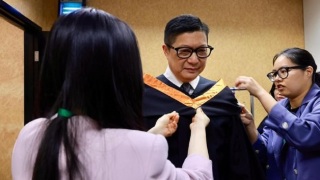 鄧炳強出席中學結業禮再披畢業袍-稱身上有3樣-中國製造-產品感自豪