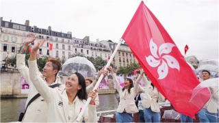 巴黎奧運-有片-國家隊及港隊代表團遊船登場-運動員擔遮避雨不忘自拍