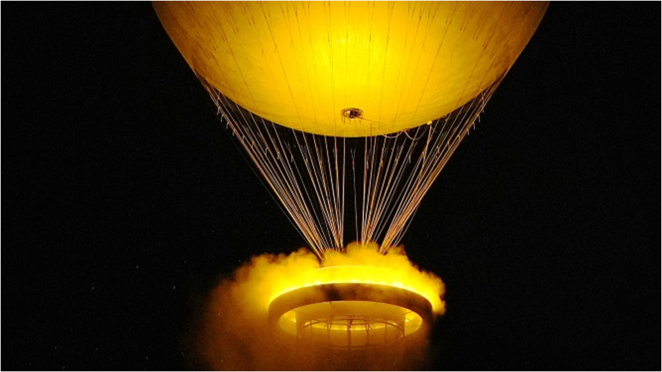 巴黎奧運開幕式舉行-黃金熱氣球點燃聖火