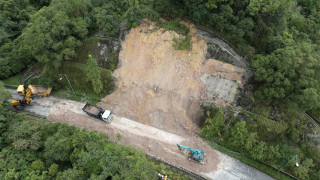 路政署加緊清理新娘潭路冧山泥-冀盡快重開一條行車線