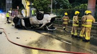 青衣西路兩私家車相撞-一車翻轉起火另一車司機棄車逃走